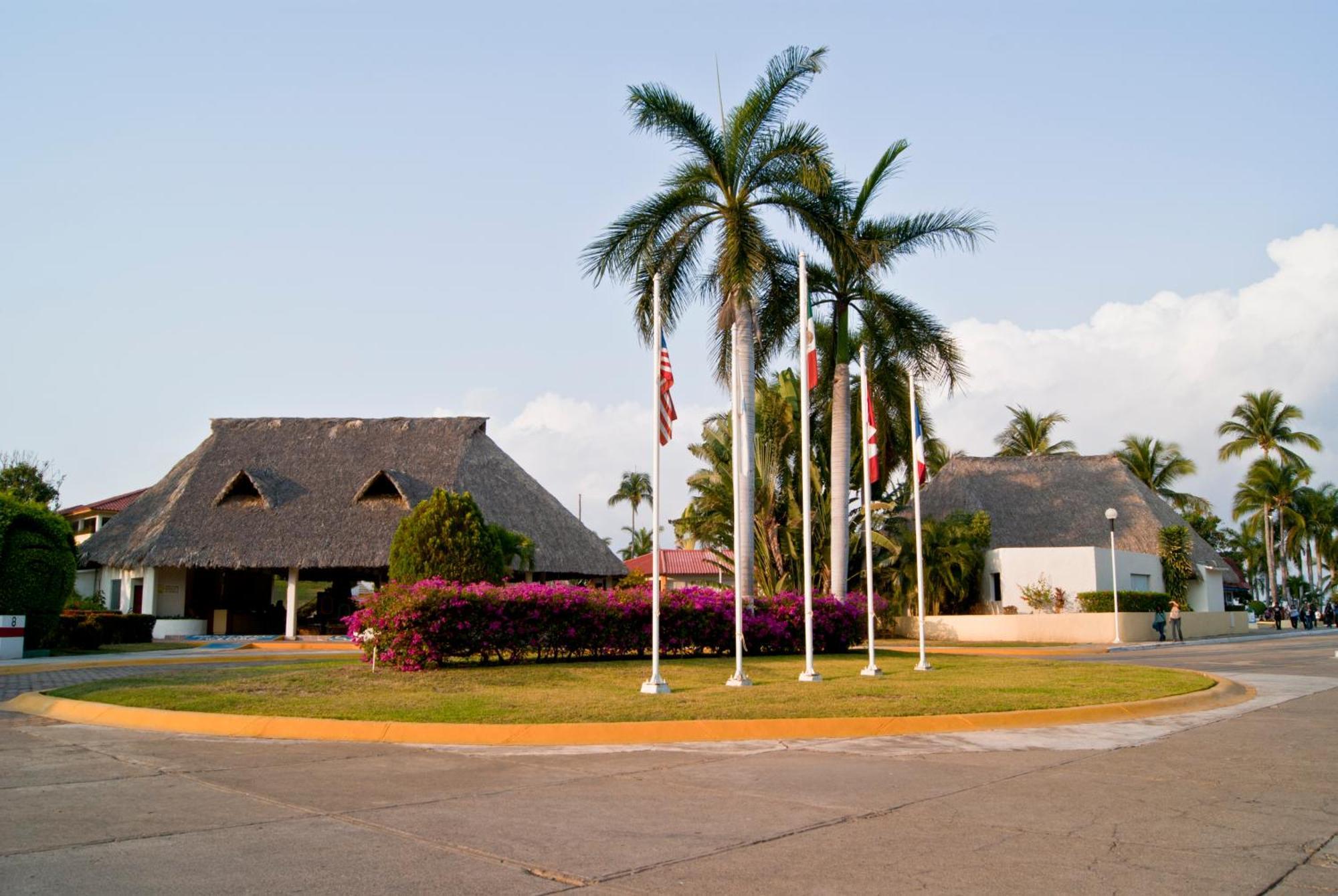 Qualton Club Ixtapa All Inclusive Buitenkant foto